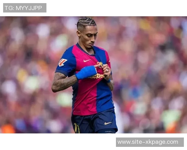 拉菲尼亚赛后感动跪地与弗里克深情相拥庆祝夺冠荣耀